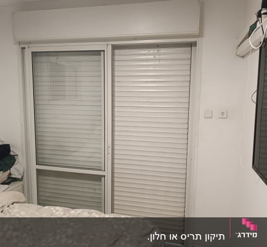תריסים וחלון בחדר שינה עם כלי עבודה על הרצפה